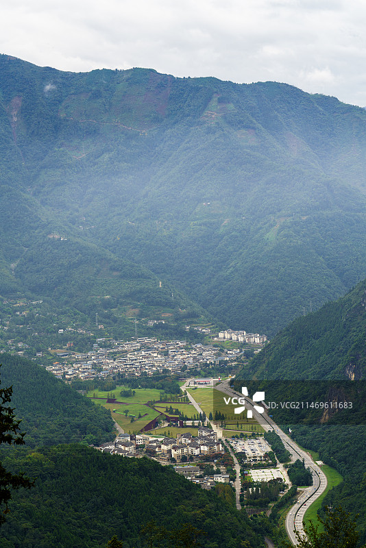 半山腰上的川西山村图片素材