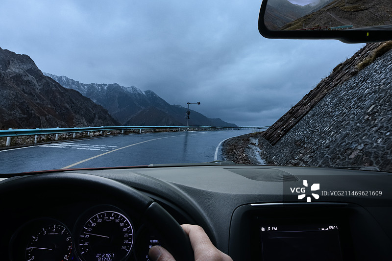 驾车行驶在新疆独库公路图片素材