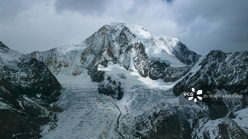 航拍西藏拉萨琼穆岗嘎雪山风景图片素材