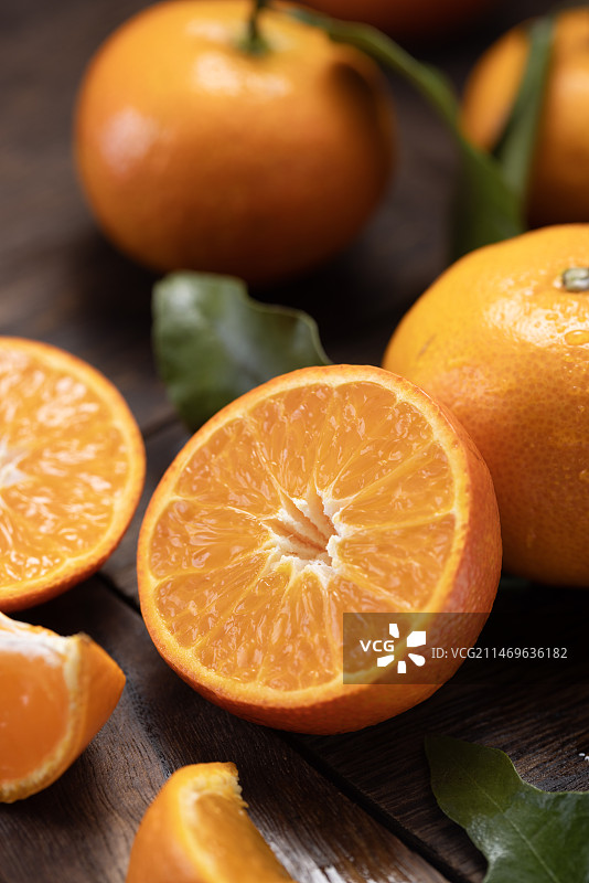 桌子上的几个台州涌泉蜜橘图片素材