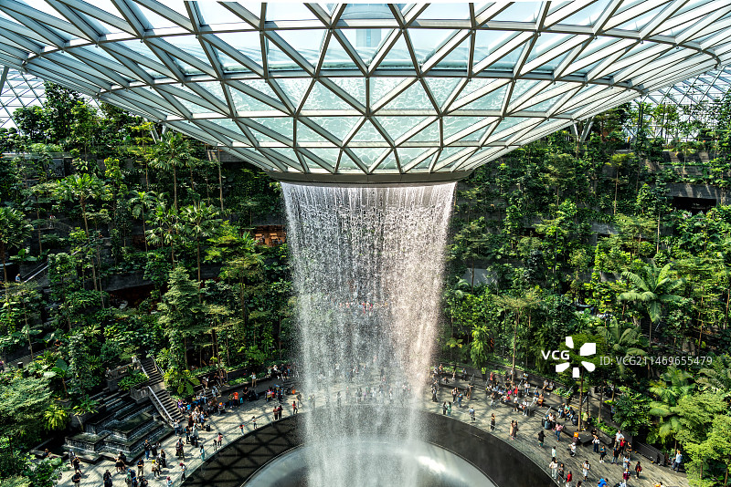 天悬桥上看”星耀樟宜“雨漩涡瀑布和森林谷图片素材