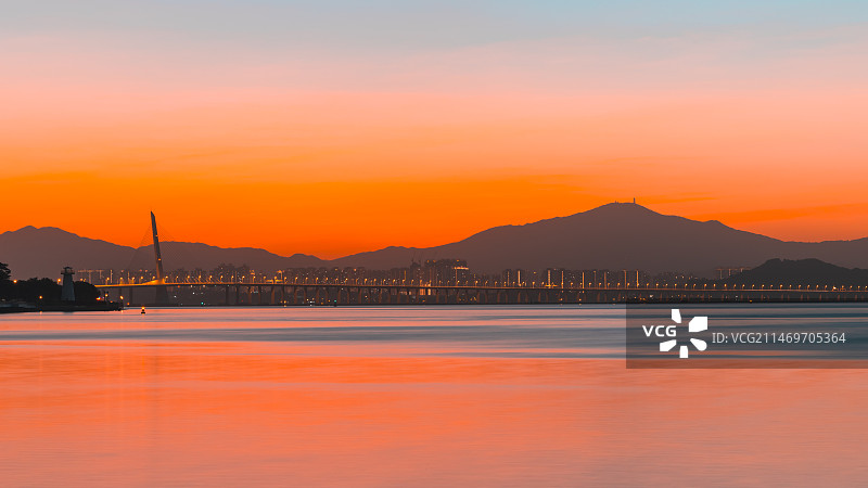 日出前朝霞下的深圳湾大桥图片素材