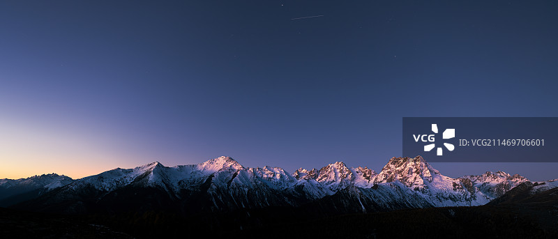 白马雪山横构图全景的清晨曙光图片素材