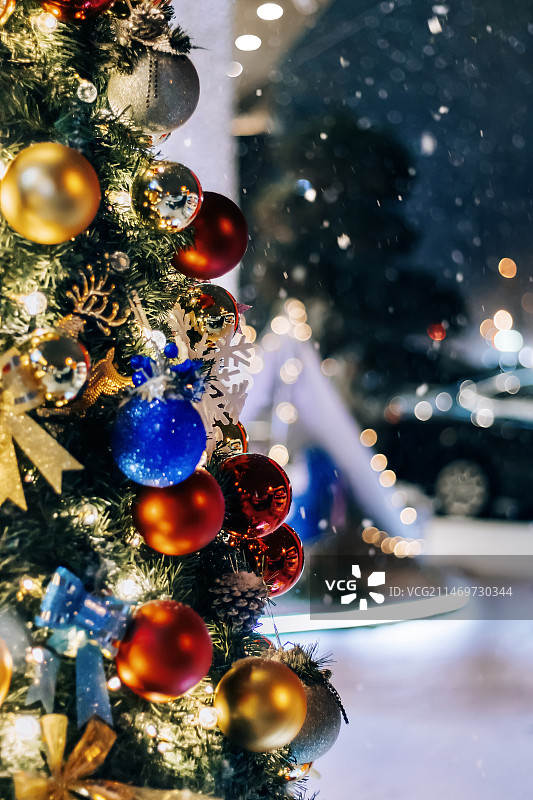 夜落十分降雪中的圣诞树图片素材