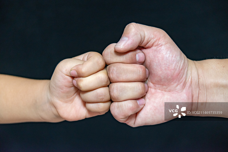 大拳头和小拳头特写 父亲的鼓励图片素材