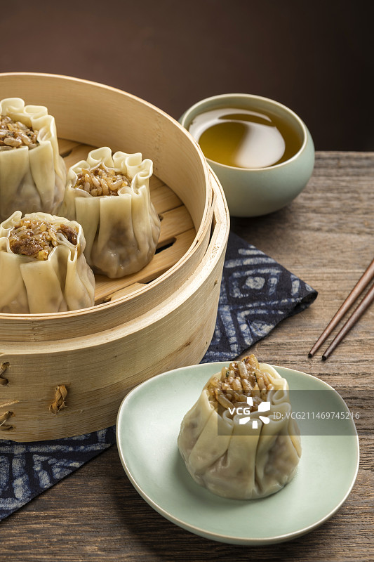 一蒸笼烧麦摆放在桌面上特写图片素材