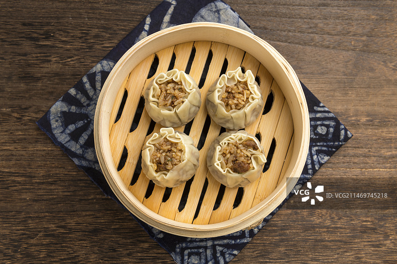 一蒸笼烧麦摆放在桌面上特写图片素材