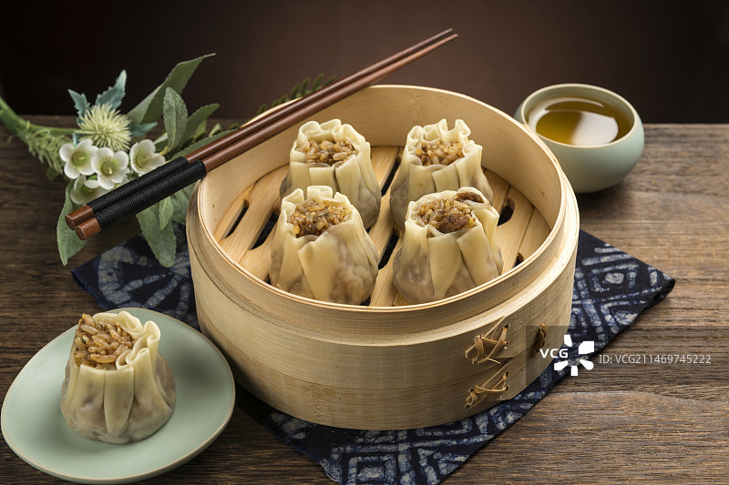一蒸笼烧麦摆放在桌面上特写图片素材