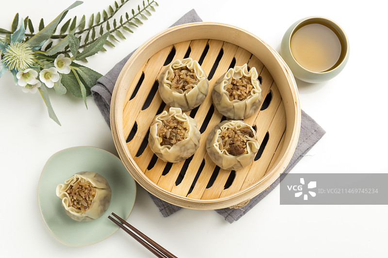 一蒸笼烧麦摆放在桌面上特写图片素材