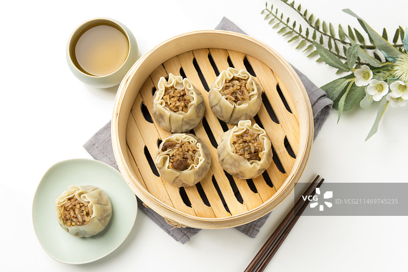 一蒸笼烧麦摆放在桌面上特写图片素材