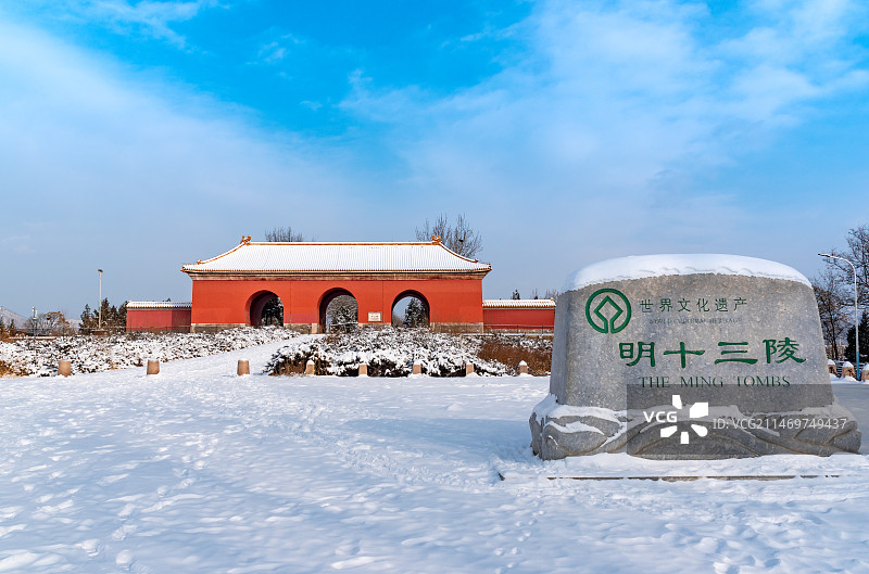 冬天雪后北京明十三陵大宫门图片素材