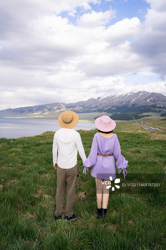 情侣在中国新疆伊犁赛里木湖风景区的旅拍写真图片素材