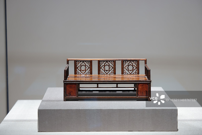 中式传统木头家具桌椅柜的特写图片素材