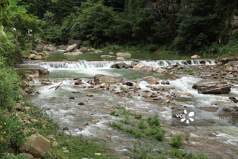 浙西大峡谷山涧溪水瀑布的景色图片素材