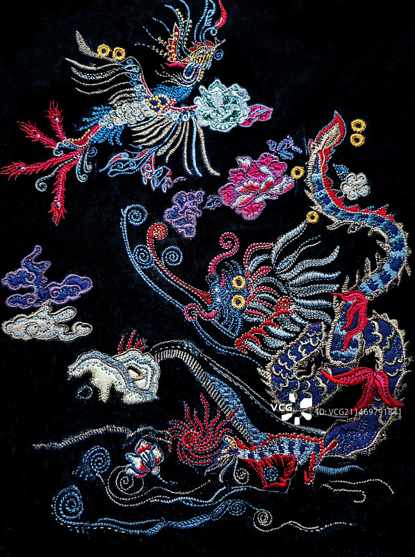 金丝绒上的龙凤绣花图片素材