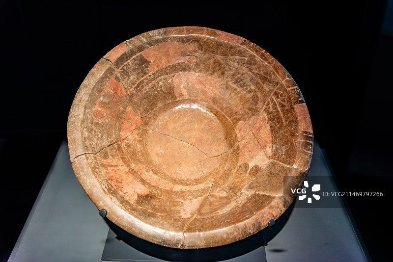 中国山西博物院的龙山文化时期彩绘蟠龙盘图片素材