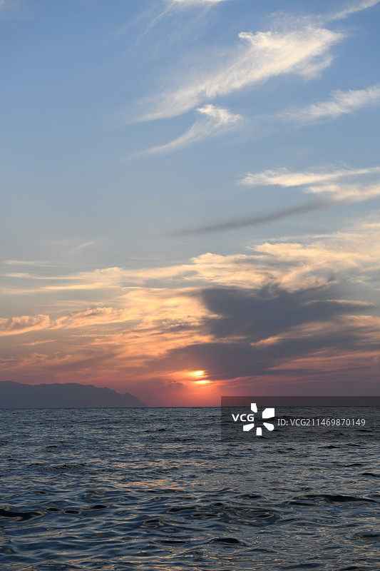 土耳其30 | 艾登·库萨达斯·落日 . 落霞晕染，彩云飘飘， 天空绯红，红中泛金。 .图片素材