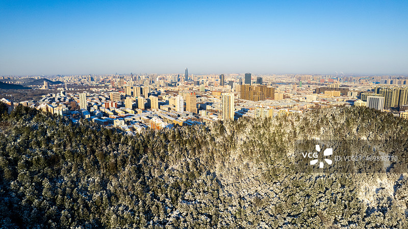 山东济南燕子山cbd城市小区住房山顶树木冬天航拍图片素材