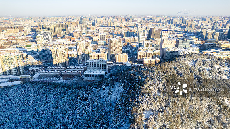 山东济南燕子山cbd城市小区住房山顶树木冬天航拍图片素材