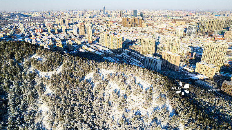 山东济南燕子山cbd城市小区住房山顶树木冬天航拍图片素材