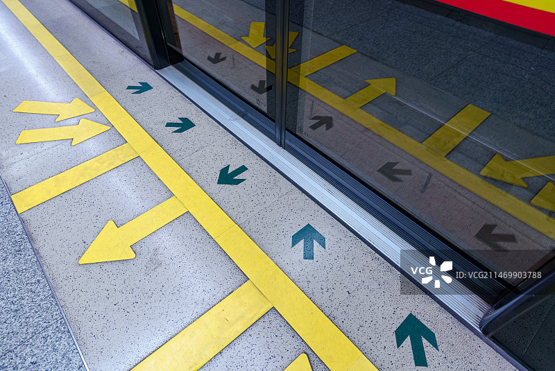 广州地铁站候车站台地面标识标志引导图片素材