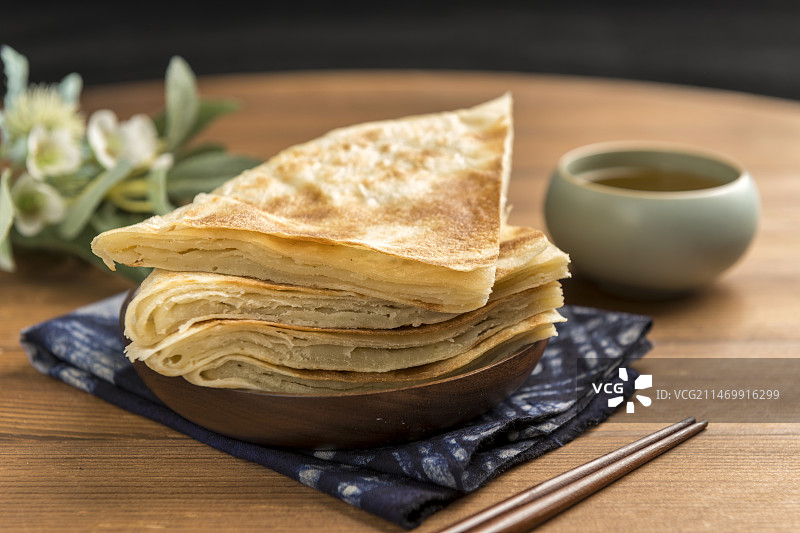一盘烙饼大饼摆放在木桌面上特写图片素材