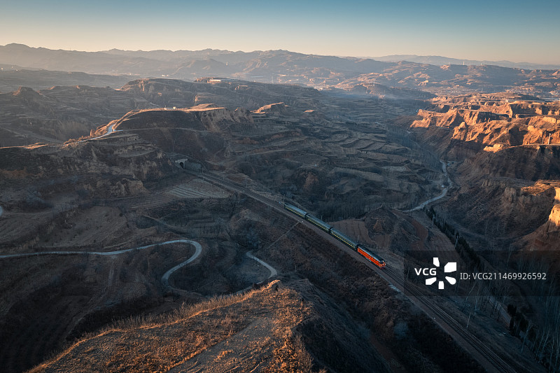 绿皮火车穿行在太行山间图片素材