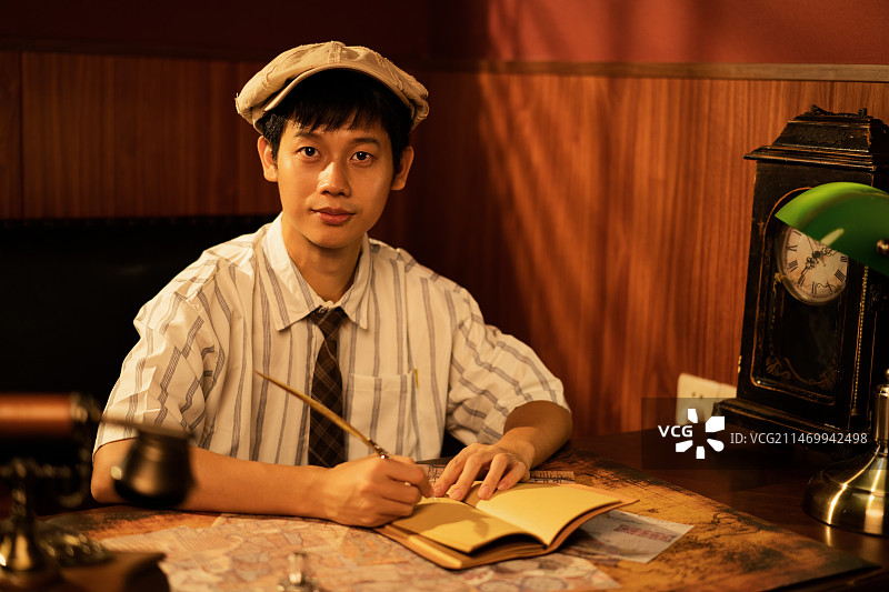 在复古写真馆cosplay私家侦探的年轻男性图片素材