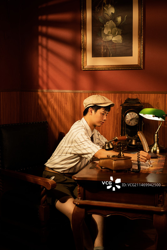 在复古写真馆cosplay私家侦探的年轻男性图片素材