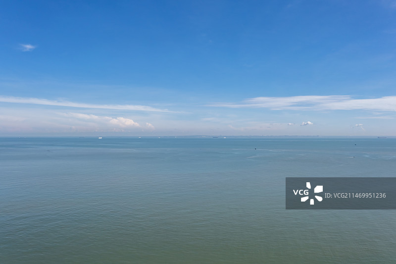 水天一色的琼州海峡海上风光图片素材