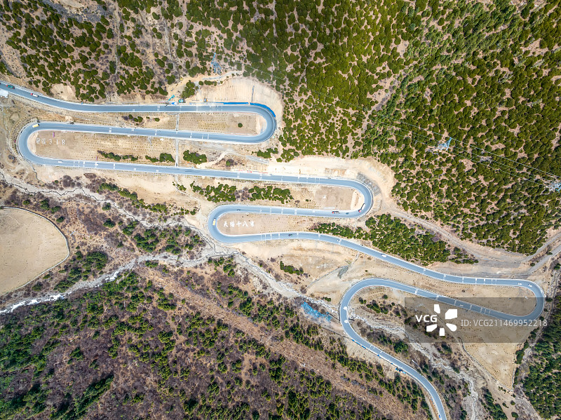 航拍川藏线公路天路十八弯路段图片素材