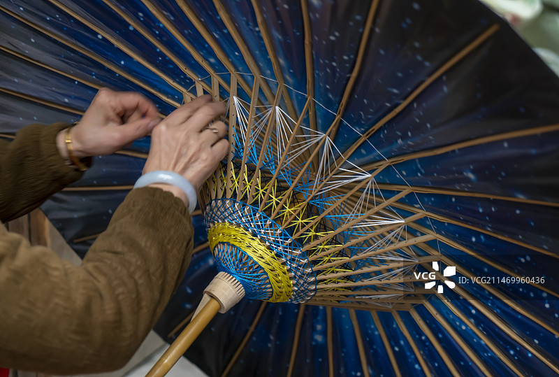 油纸伞制作图片素材