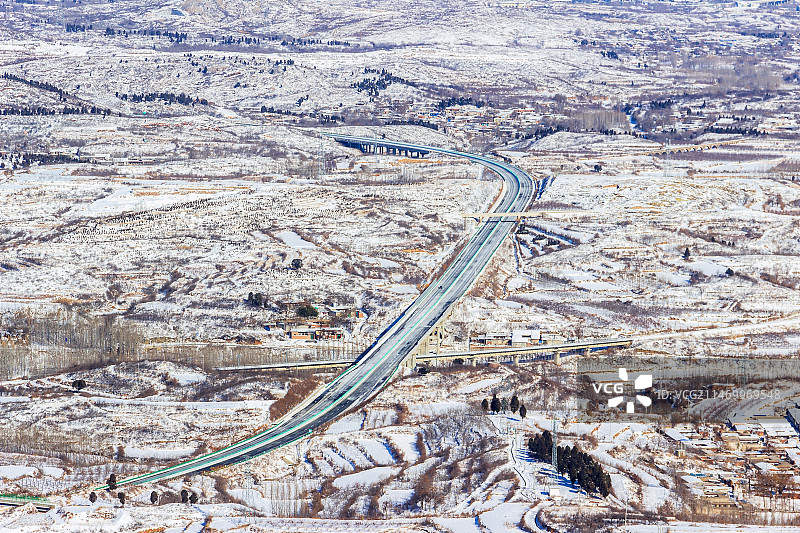 冰雪覆盖的太行山高速公路图片素材