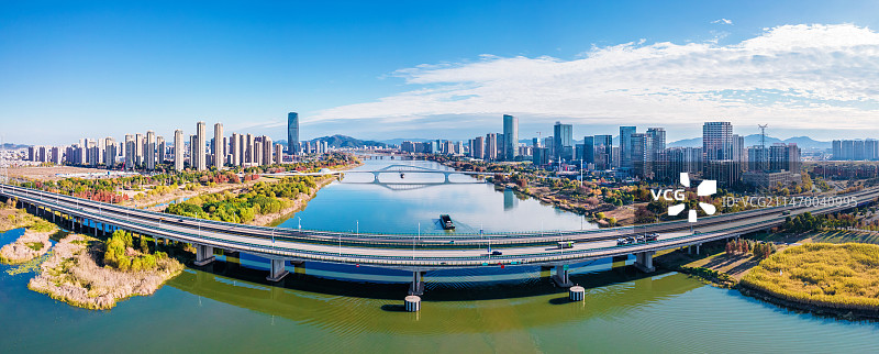 上虞曹娥江滨秋日城市风光图片素材