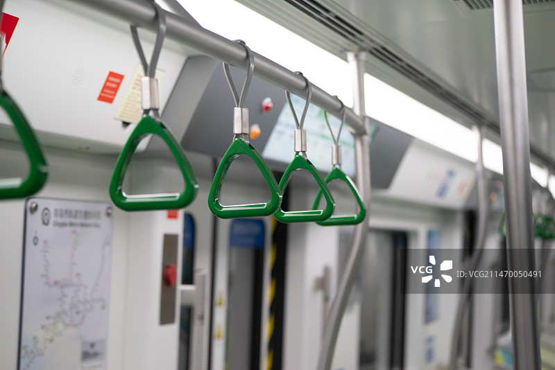 地铁中吊环拉手特写图片素材