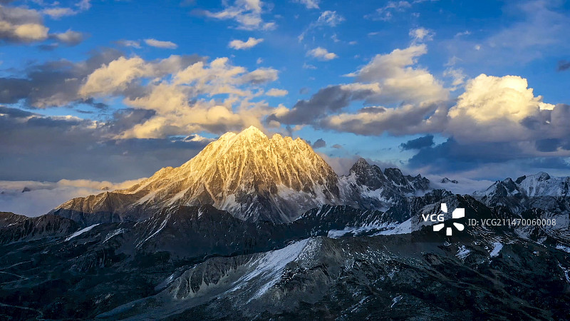 夕照雅拉雪山图片素材