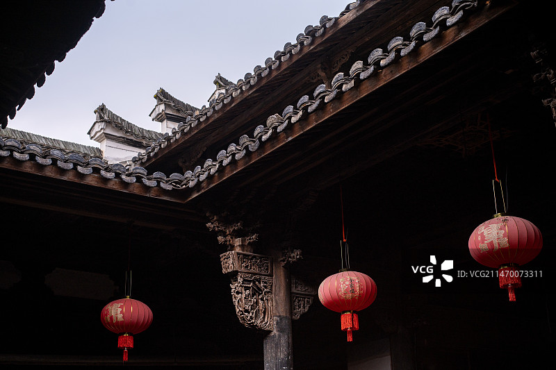 中国浙江衢州龙游县历史名村三门源村的精美徽派建筑和木雕细节特写图片素材