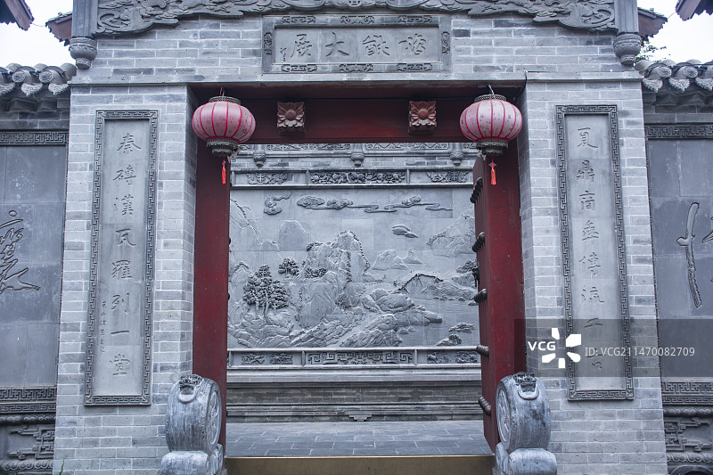 中国甘肃天水古城古建筑砖雕刻宏伟的大门图片素材