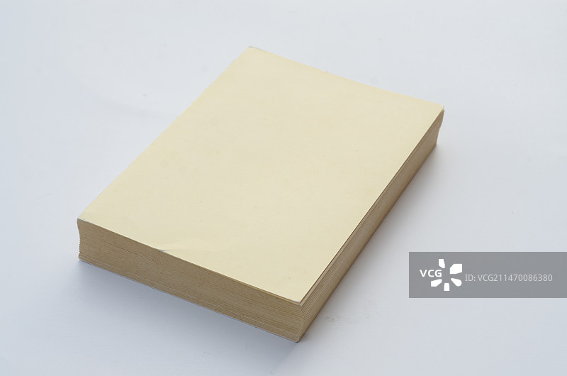 一本书放在白色背景里图片素材