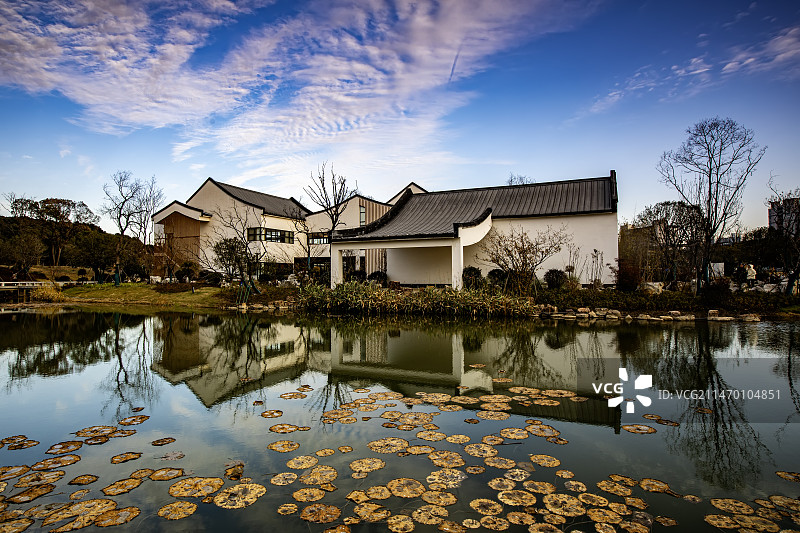 荷叶掩映下晚秋的应芳书院YingFangShuYuan图片素材