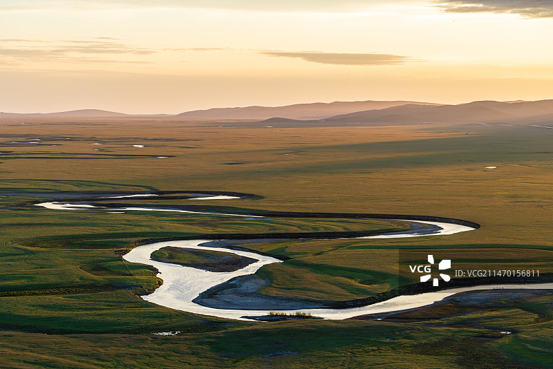 内蒙古呼伦贝尔大草原莫日格勒河丘陵山河流傍晚天空晚霞彩云阳光图片素材