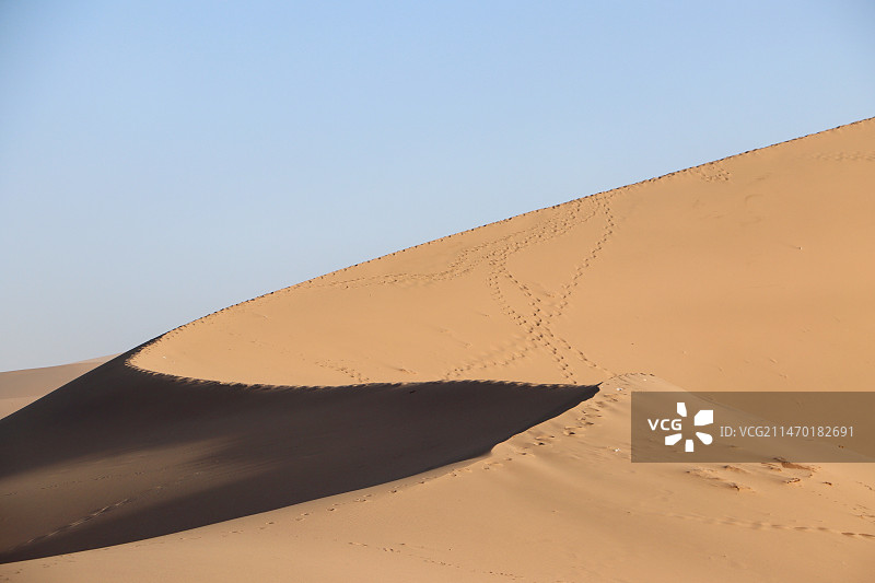 晴空下的沙漠风景图片素材