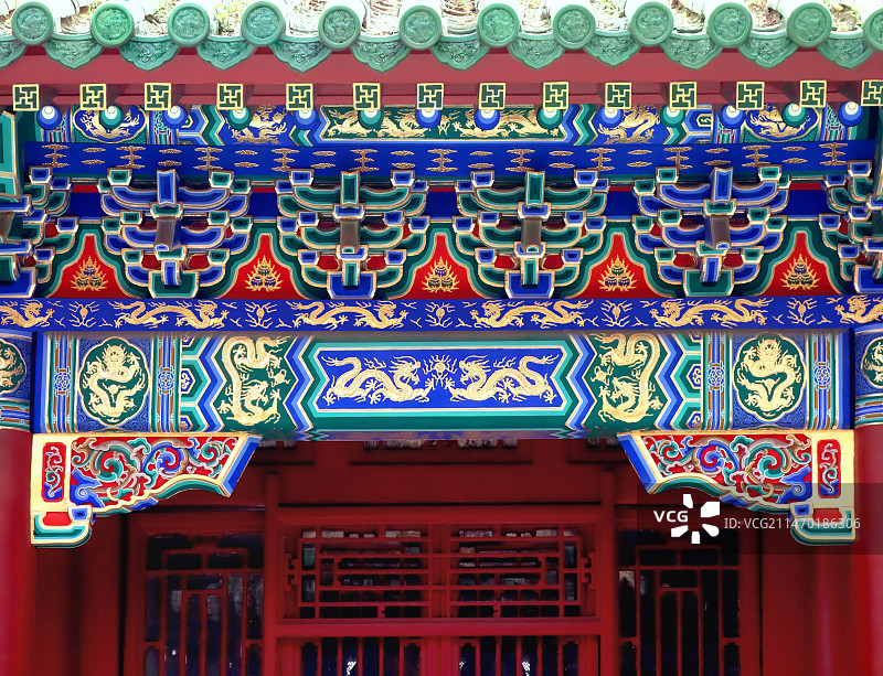 沈阳故宫大政殿的檐柱雀替额枋斗拱与和玺彩画图片素材