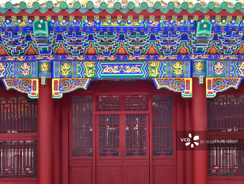 沈阳故宫大政殿的檐柱雀替额枋斗拱与和玺彩画图片素材