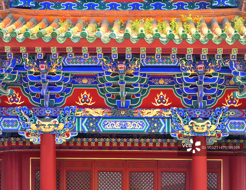 沈阳故宫大政殿的檐柱雀替额枋斗拱与和玺彩画图片素材