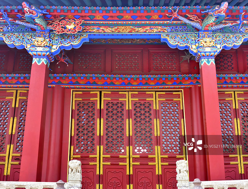 沈阳故宫崇政殿的檐柱雀替额枋斗拱隔扇门与和玺彩画图片素材