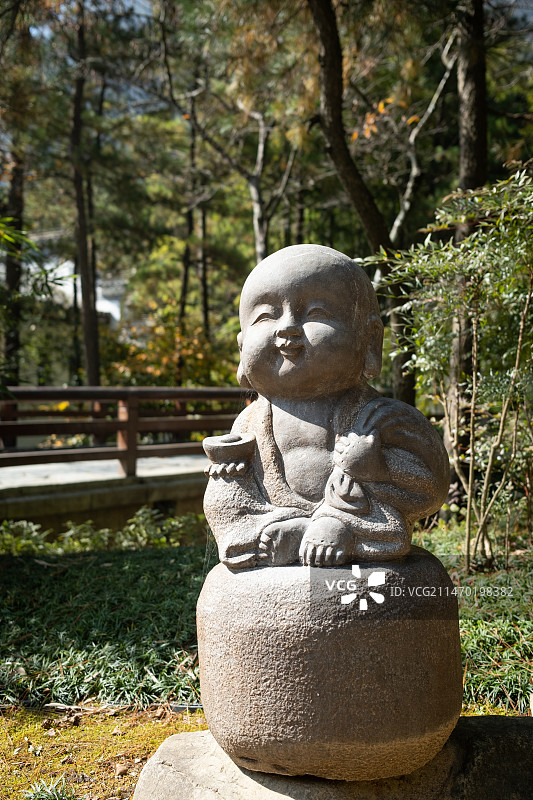 寺院中的小沙弥雕像图片素材