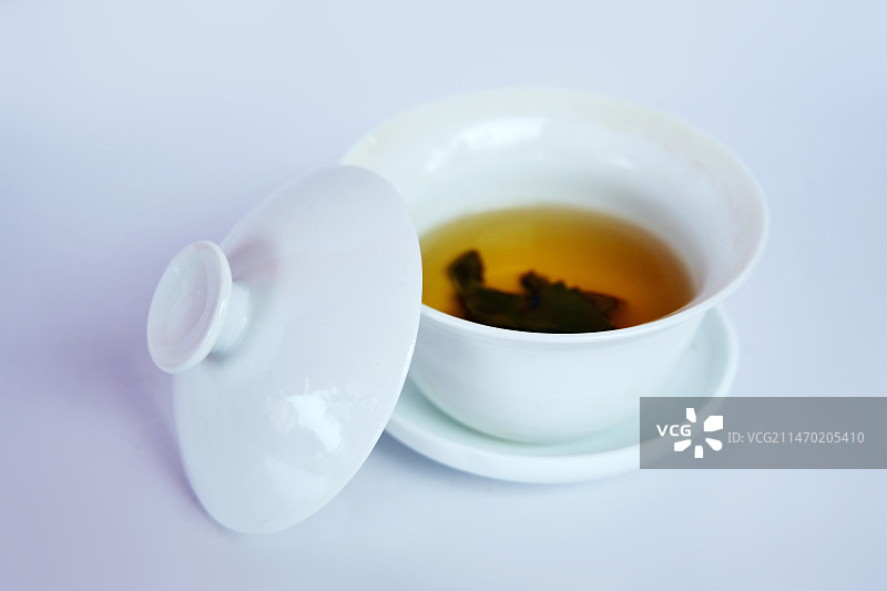 茶杯里泡开的茶叶图片素材