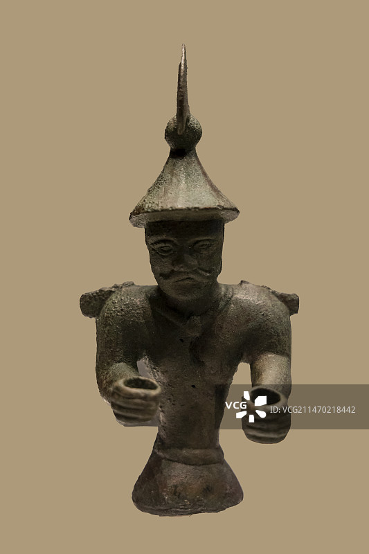 新疆伊犁哈萨克自治州博物馆“伊犁州历史文物陈列展”：青铜武士俑（早期铁器时代，巩留县征集）图片素材
