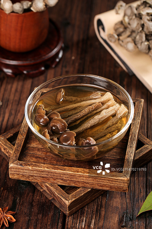 深底上的鹿茸菇图片素材